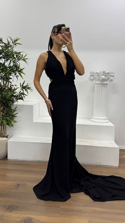 Schwarzes rückenfreies Abendkleid mit Schleppe und speziellem Design